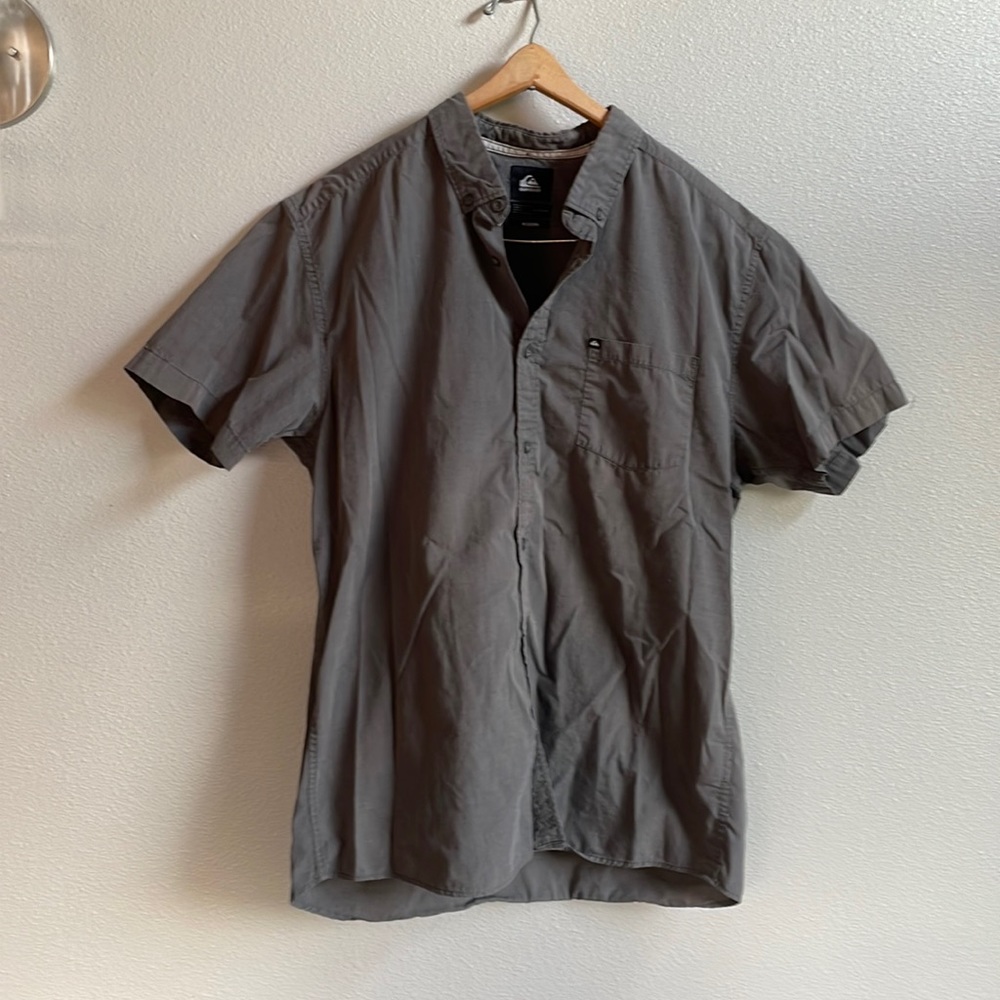 Mens Quicksilver button down shirt. Modern fit, XL. Gray